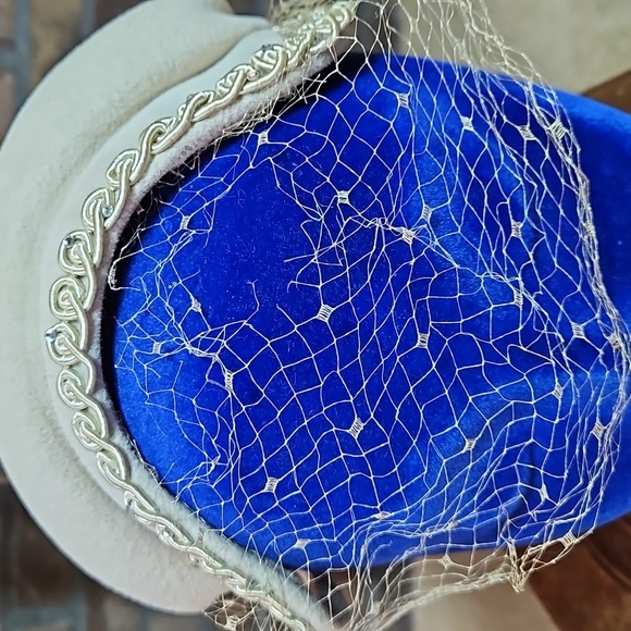 Vintage Christine Origional, New York ladies hat.  Felt, brocade, rhinestones. - Picture 5 of 7